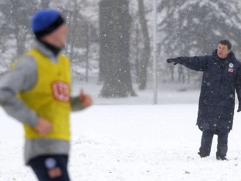 m dichten Schneetreiben und von rund 300 Fans beobachtet hat Otto Rehhagel am Dienstagmorgen seine Trainingsarbeit beim abstiegsbedrohten Fußball-Bundesligisten Hertha BSC Berlin aufgenommen. Um kurz nach zehn und mit einer knielangen Daunenjacke bekleidet begann der sensationell bis zum Saisonende verpflichte 73-Jährige die Mission Klassenerhalt.