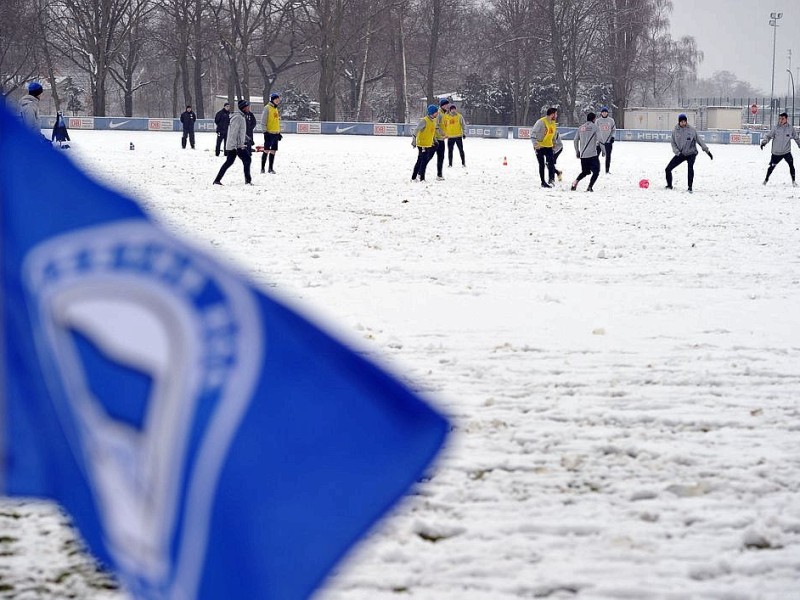 m dichten Schneetreiben und von rund 300 Fans beobachtet hat Otto Rehhagel am Dienstagmorgen seine Trainingsarbeit beim abstiegsbedrohten Fußball-Bundesligisten Hertha BSC Berlin aufgenommen. Um kurz nach zehn und mit einer knielangen Daunenjacke bekleidet begann der sensationell bis zum Saisonende verpflichte 73-Jährige die Mission Klassenerhalt.