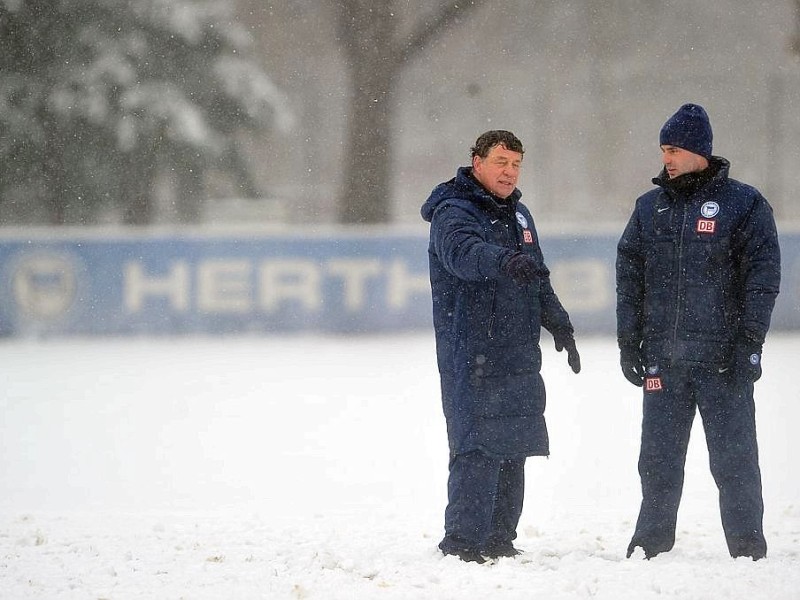 m dichten Schneetreiben und von rund 300 Fans beobachtet hat Otto Rehhagel am Dienstagmorgen seine Trainingsarbeit beim abstiegsbedrohten Fußball-Bundesligisten Hertha BSC Berlin aufgenommen. Um kurz nach zehn und mit einer knielangen Daunenjacke bekleidet begann der sensationell bis zum Saisonende verpflichte 73-Jährige die Mission Klassenerhalt.