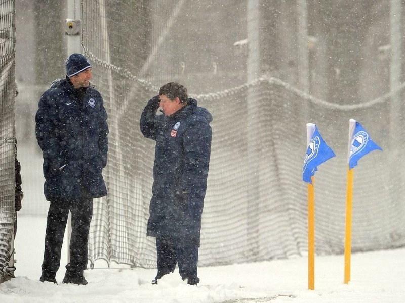 m dichten Schneetreiben und von rund 300 Fans beobachtet hat Otto Rehhagel am Dienstagmorgen seine Trainingsarbeit beim abstiegsbedrohten Fußball-Bundesligisten Hertha BSC Berlin aufgenommen. Um kurz nach zehn und mit einer knielangen Daunenjacke bekleidet begann der sensationell bis zum Saisonende verpflichte 73-Jährige die Mission Klassenerhalt.