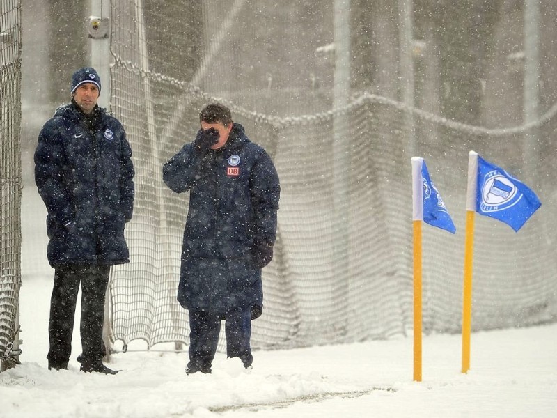 m dichten Schneetreiben und von rund 300 Fans beobachtet hat Otto Rehhagel am Dienstagmorgen seine Trainingsarbeit beim abstiegsbedrohten Fußball-Bundesligisten Hertha BSC Berlin aufgenommen. Um kurz nach zehn und mit einer knielangen Daunenjacke bekleidet begann der sensationell bis zum Saisonende verpflichte 73-Jährige die Mission Klassenerhalt.