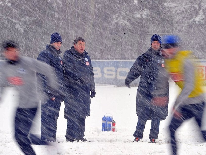 m dichten Schneetreiben und von rund 300 Fans beobachtet hat Otto Rehhagel am Dienstagmorgen seine Trainingsarbeit beim abstiegsbedrohten Fußball-Bundesligisten Hertha BSC Berlin aufgenommen. Um kurz nach zehn und mit einer knielangen Daunenjacke bekleidet begann der sensationell bis zum Saisonende verpflichte 73-Jährige die Mission Klassenerhalt.