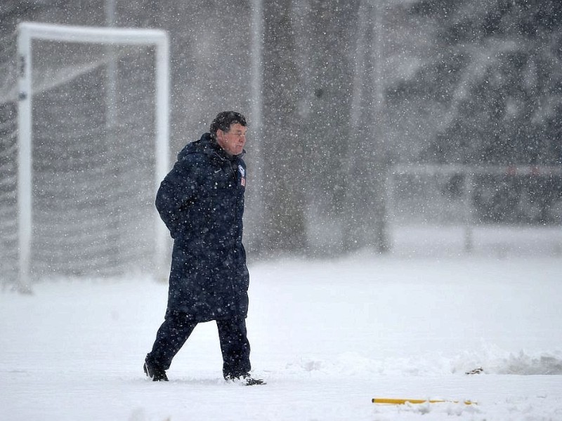 m dichten Schneetreiben und von rund 300 Fans beobachtet hat Otto Rehhagel am Dienstagmorgen seine Trainingsarbeit beim abstiegsbedrohten Fußball-Bundesligisten Hertha BSC Berlin aufgenommen. Um kurz nach zehn und mit einer knielangen Daunenjacke bekleidet begann der sensationell bis zum Saisonende verpflichte 73-Jährige die Mission Klassenerhalt.