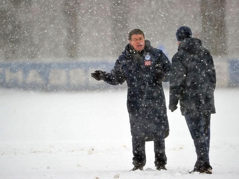 m dichten Schneetreiben und von rund 300 Fans beobachtet hat Otto Rehhagel am Dienstagmorgen seine Trainingsarbeit beim abstiegsbedrohten Fußball-Bundesligisten Hertha BSC Berlin aufgenommen. Um kurz nach zehn und mit einer knielangen Daunenjacke bekleidet begann der sensationell bis zum Saisonende verpflichte 73-Jährige die Mission Klassenerhalt.