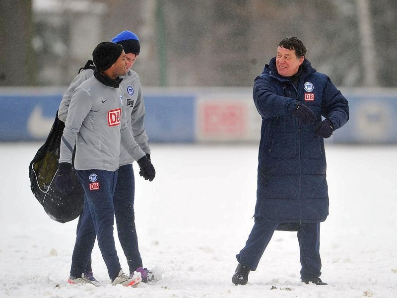 m dichten Schneetreiben und von rund 300 Fans beobachtet hat Otto Rehhagel am Dienstagmorgen seine Trainingsarbeit beim abstiegsbedrohten Fußball-Bundesligisten Hertha BSC Berlin aufgenommen. Um kurz nach zehn und mit einer knielangen Daunenjacke bekleidet begann der sensationell bis zum Saisonende verpflichte 73-Jährige die Mission Klassenerhalt.