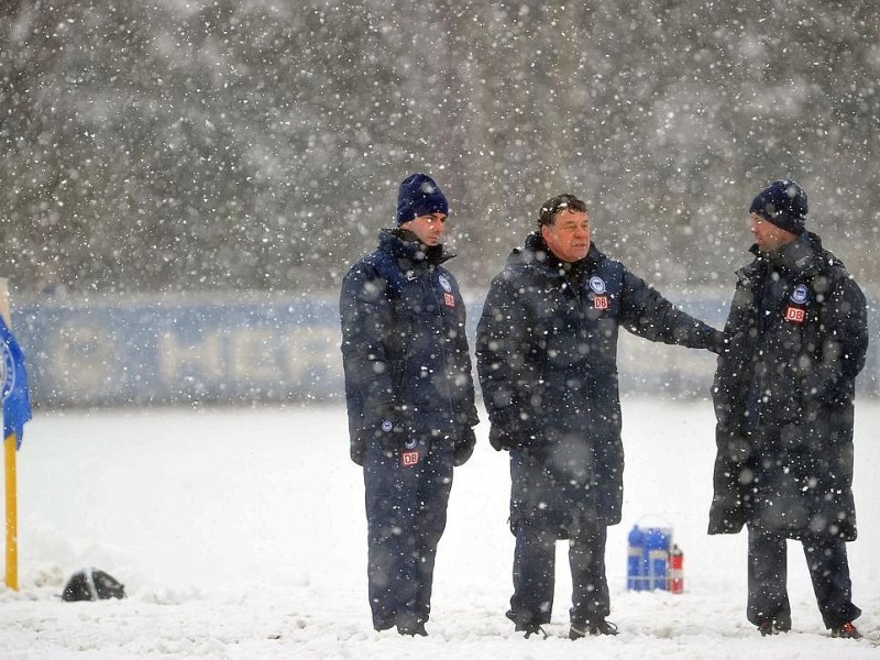 m dichten Schneetreiben und von rund 300 Fans beobachtet hat Otto Rehhagel am Dienstagmorgen seine Trainingsarbeit beim abstiegsbedrohten Fußball-Bundesligisten Hertha BSC Berlin aufgenommen. Um kurz nach zehn und mit einer knielangen Daunenjacke bekleidet begann der sensationell bis zum Saisonende verpflichte 73-Jährige die Mission Klassenerhalt.