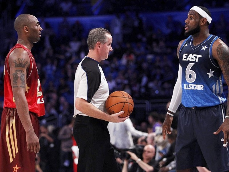 Dirk Nowitzki hat sich in der Oscar-Nacht mit einer Nebenrolle begnügt. Der deutsche Basketball-Superstar gewann mit der West-Auswahl das Allstar-Game der nordamerikanischen Profiliga NBA gegen den Osten 152:149, gehörte aber in seinem elften Allstar-Einsatz mit sieben Punkten, vier Rebounds und einem Assist zu den unauffälligen Spielern.