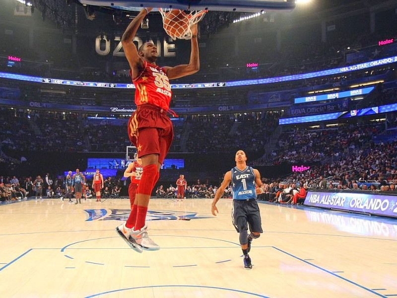 Dirk Nowitzki hat sich in der Oscar-Nacht mit einer Nebenrolle begnügt. Der deutsche Basketball-Superstar gewann mit der West-Auswahl das Allstar-Game der nordamerikanischen Profiliga NBA gegen den Osten 152:149, gehörte aber in seinem elften Allstar-Einsatz mit sieben Punkten, vier Rebounds und einem Assist zu den unauffälligen Spielern.