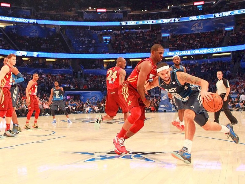 Dirk Nowitzki hat sich in der Oscar-Nacht mit einer Nebenrolle begnügt. Der deutsche Basketball-Superstar gewann mit der West-Auswahl das Allstar-Game der nordamerikanischen Profiliga NBA gegen den Osten 152:149, gehörte aber in seinem elften Allstar-Einsatz mit sieben Punkten, vier Rebounds und einem Assist zu den unauffälligen Spielern.