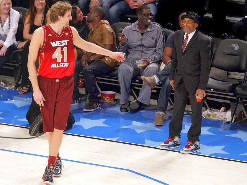 Dirk Nowitzki hat sich in der Oscar-Nacht mit einer Nebenrolle begnügt. Der deutsche Basketball-Superstar gewann mit der West-Auswahl das Allstar-Game der nordamerikanischen Profiliga NBA gegen den Osten 152:149, gehörte aber in seinem elften Allstar-Einsatz mit sieben Punkten, vier Rebounds und einem Assist zu den unauffälligen Spielern.