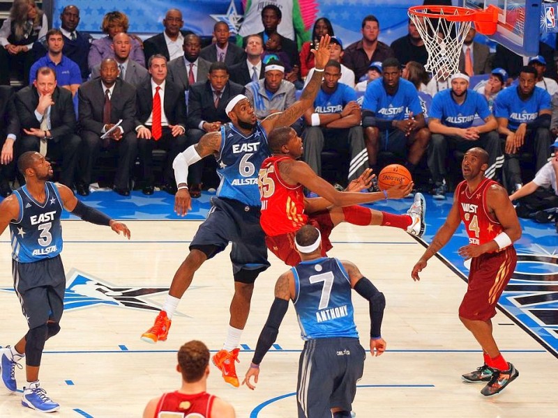 Dirk Nowitzki hat sich in der Oscar-Nacht mit einer Nebenrolle begnügt. Der deutsche Basketball-Superstar gewann mit der West-Auswahl das Allstar-Game der nordamerikanischen Profiliga NBA gegen den Osten 152:149, gehörte aber in seinem elften Allstar-Einsatz mit sieben Punkten, vier Rebounds und einem Assist zu den unauffälligen Spielern.