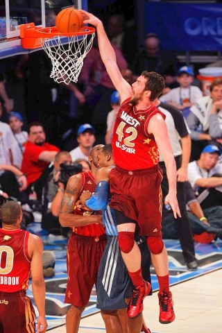 Dirk Nowitzki hat sich in der Oscar-Nacht mit einer Nebenrolle begnügt. Der deutsche Basketball-Superstar gewann mit der West-Auswahl das Allstar-Game der nordamerikanischen Profiliga NBA gegen den Osten 152:149, gehörte aber in seinem elften Allstar-Einsatz mit sieben Punkten, vier Rebounds und einem Assist zu den unauffälligen Spielern.