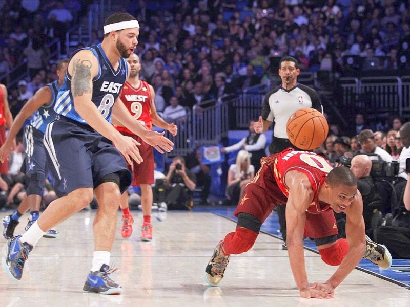 Dirk Nowitzki hat sich in der Oscar-Nacht mit einer Nebenrolle begnügt. Der deutsche Basketball-Superstar gewann mit der West-Auswahl das Allstar-Game der nordamerikanischen Profiliga NBA gegen den Osten 152:149, gehörte aber in seinem elften Allstar-Einsatz mit sieben Punkten, vier Rebounds und einem Assist zu den unauffälligen Spielern.