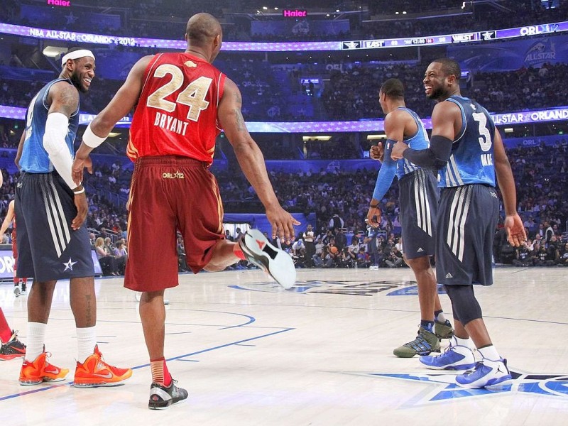 Dirk Nowitzki hat sich in der Oscar-Nacht mit einer Nebenrolle begnügt. Der deutsche Basketball-Superstar gewann mit der West-Auswahl das Allstar-Game der nordamerikanischen Profiliga NBA gegen den Osten 152:149, gehörte aber in seinem elften Allstar-Einsatz mit sieben Punkten, vier Rebounds und einem Assist zu den unauffälligen Spielern.