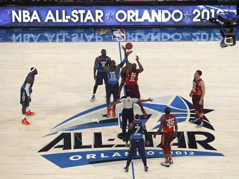 Dirk Nowitzki hat sich in der Oscar-Nacht mit einer Nebenrolle begnügt. Der deutsche Basketball-Superstar gewann mit der West-Auswahl das Allstar-Game der nordamerikanischen Profiliga NBA gegen den Osten 152:149, gehörte aber in seinem elften Allstar-Einsatz mit sieben Punkten, vier Rebounds und einem Assist zu den unauffälligen Spielern.