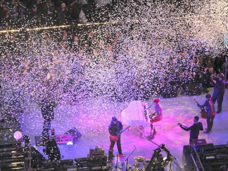 ...Bieber 2011 auf der goßen Silvester-Show am Times Square in New York. Santana an der Gitarre und...