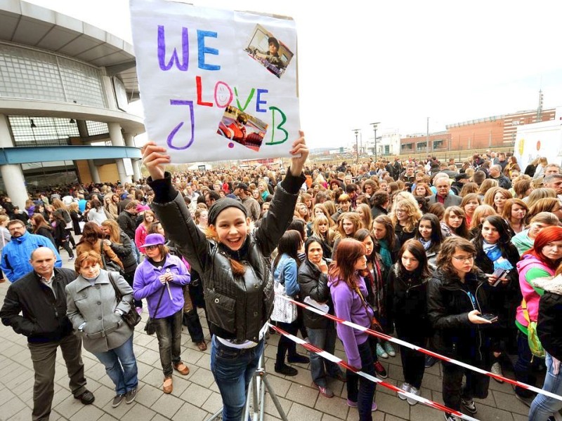 ...sind seine Follower. Es heißt, etwa drei Prozent des Gesamttraffics auf Twitter stehen im Zusammenhang mit dem Namen Justin Bieber.