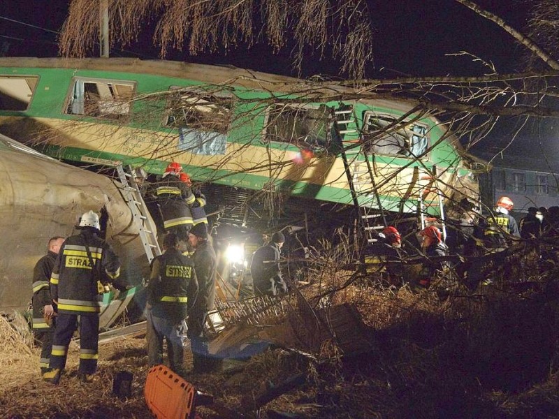 Rettungskräfte im Einsatz an der Stelle des Unglücks.