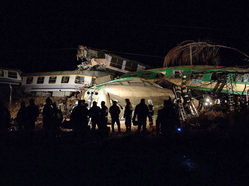 Sie arbeiteten die ganze Nacht hindurch und suchten im Flutlicht nach weiteren Opfern.