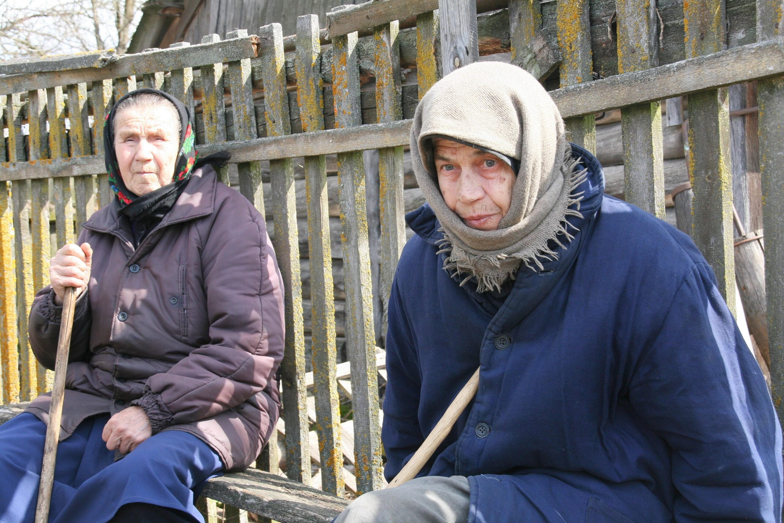 25 Jahre nach dem Unglück: Besuch in der Sperrzone von Tschernobyl.Die Rückkehrerinnen Maria Alexieva Zapura (links) und Maria Michailova Zapura im Dorf Kupowate.