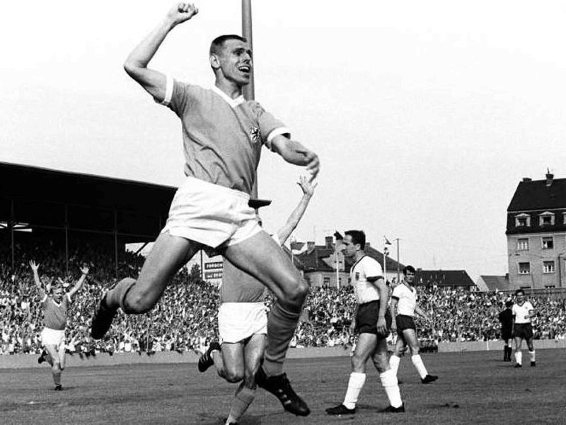 Konietzka im Trikot der Münchner Löwen. Mit dem Team wurde er 1966 Deutscher Meister.