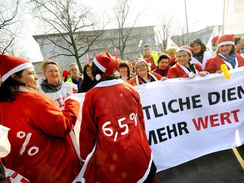 Nach Angaben der Gewerkschaft Verdi nahmen zwischen 10.000 und 15.000 Beschäftigte des öffentlichen Dienstes an der zentralen Kundgebung auf dem Burgplatz vor dem Rathaus in Duisburg teil. Sie fordern 6.6 % mehr Lohn oder mindestens 200 Euro monatlich.