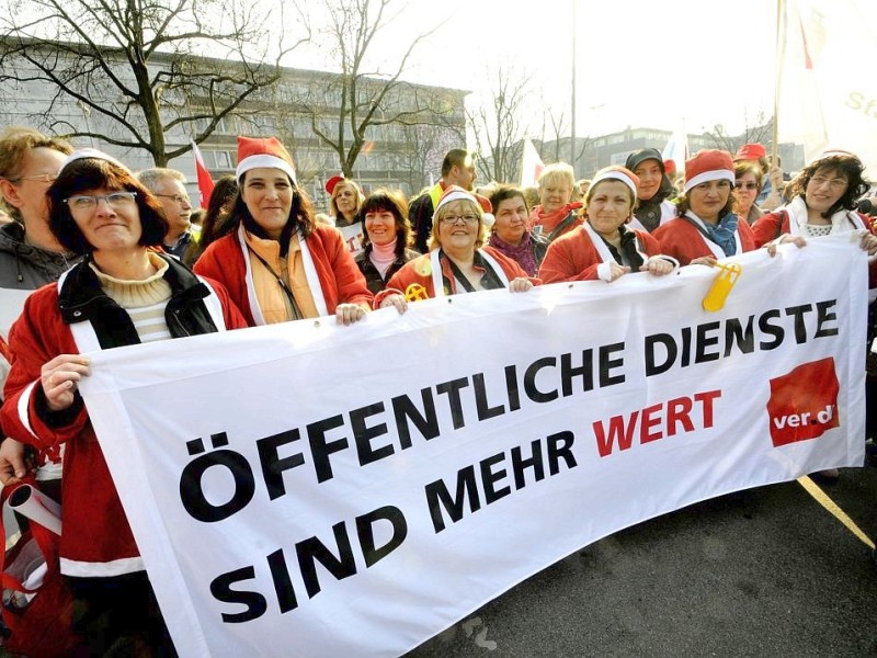 Streikende aus Mülheim bei der Kundgebung in Duisburg.