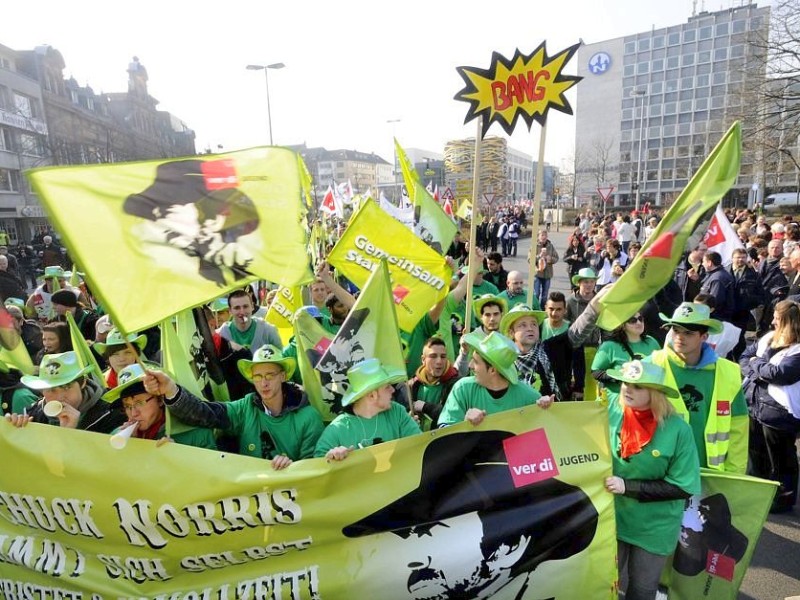 Streikende von der Verdi-Jugend bei der Kundgebung in Duisburg.