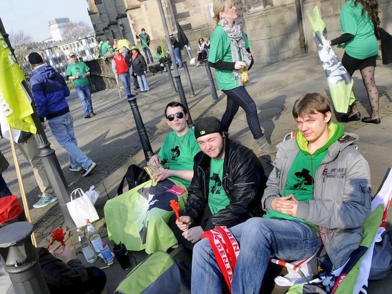 Nach Angaben der Gewerkschaft Verdi nahmen zwischen 10.000 und 15.000 Beschäftigte des öffentlichen Dienstes an der zentralen Kundgebung auf dem Burgplatz vor dem Rathaus in Duisburg teil. Sie fordern 6.6 % mehr Lohn oder mindestens 200 Euro monatlich.