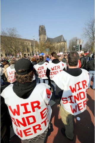 Nach Angaben der Gewerkschaft Verdi nahmen zwischen 10.000 und 15.000 Beschäftigte des öffentlichen Dienstes an der zentralen Kundgebung auf dem Burgplatz vor dem Rathaus in Duisburg teil. Sie fordern 6.6 % mehr Lohn oder mindestens 200 Euro monatlich.