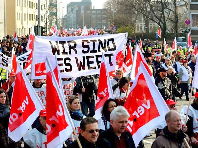 Nach Angaben der Gewerkschaft Verdi nahmen zwischen 10.000 und 15.000 Beschäftigte des öffentlichen Dienstes an der zentralen Kundgebung auf dem Burgplatz vor dem Rathaus in Duisburg teil. Sie fordern 6.6 % mehr Lohn oder mindestens 200 Euro monatlich.