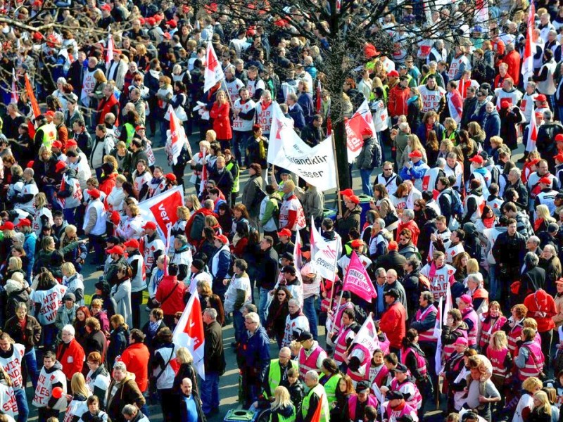 Nach Angaben der Gewerkschaft Verdi nahmen zwischen 10.000 und 15.000 Beschäftigte des öffentlichen Dienstes an der zentralen Kundgebung auf dem Burgplatz vor dem Rathaus in Duisburg teil. Sie fordern 6.6 % mehr Lohn oder mindestens 200 Euro monatlich.