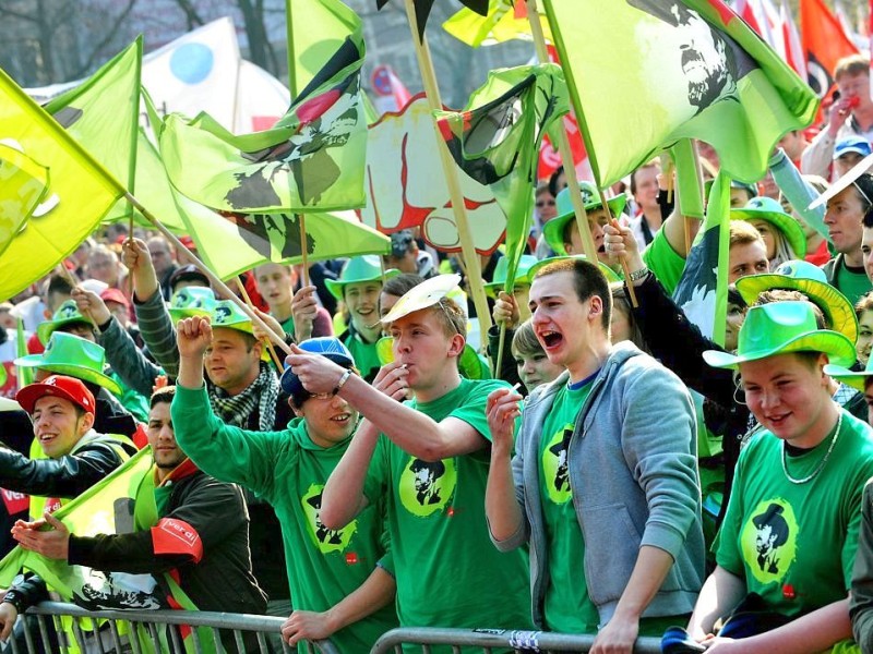 Streikende von der Verdi-Jugend bei der Kundgebung in Duisburg.