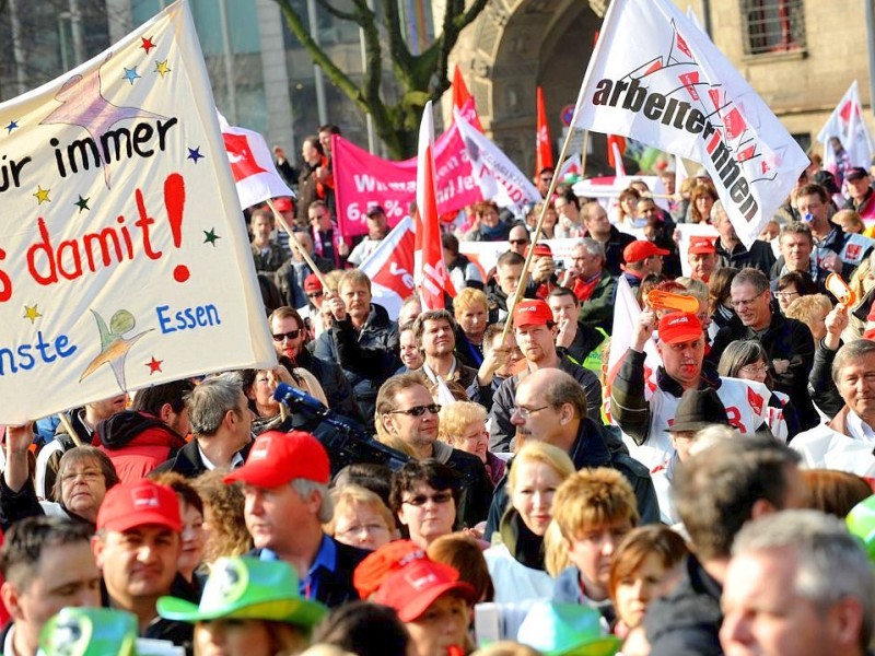 Nach Angaben der Gewerkschaft Verdi nahmen zwischen 10.000 und 15.000 Beschäftigte des öffentlichen Dienstes an der zentralen Kundgebung auf dem Burgplatz vor dem Rathaus in Duisburg teil. Sie fordern 6.6 % mehr Lohn oder mindestens 200 Euro monatlich.