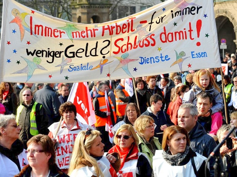 Nach Angaben der Gewerkschaft Verdi nahmen zwischen 10.000 und 15.000 Beschäftigte des öffentlichen Dienstes an der zentralen Kundgebung auf dem Burgplatz vor dem Rathaus in Duisburg teil. Sie fordern 6.6 % mehr Lohn oder mindestens 200 Euro monatlich.