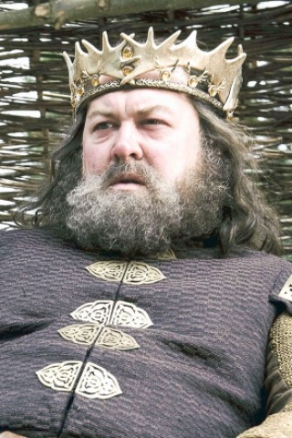 ...der dem Wein, Weibern und der Jagd zugeneigte König Robert Baratheon (Mark Addy) offenkundig durch Gift zu Tode kam,...