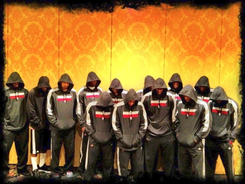 ...Basketball-Mannschaft Miami Heat posteten dieses Bild auf LeBron James' Twitter-Seite. Das ganze Team trägt schwarze Kapuzen-Pullover. Auch auf den Schuhen...