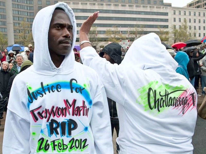 ...Eistee und einem Päckchen Skittles hat er nichts dabei. Der Kapuzenpulli wird zum Symbol des Protests. Viele Demonstranten...