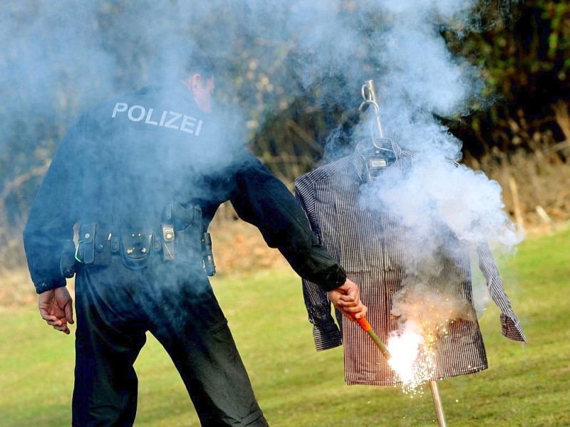 Und so leicht können Feuerwerkskörper Kleidung entzünden. 