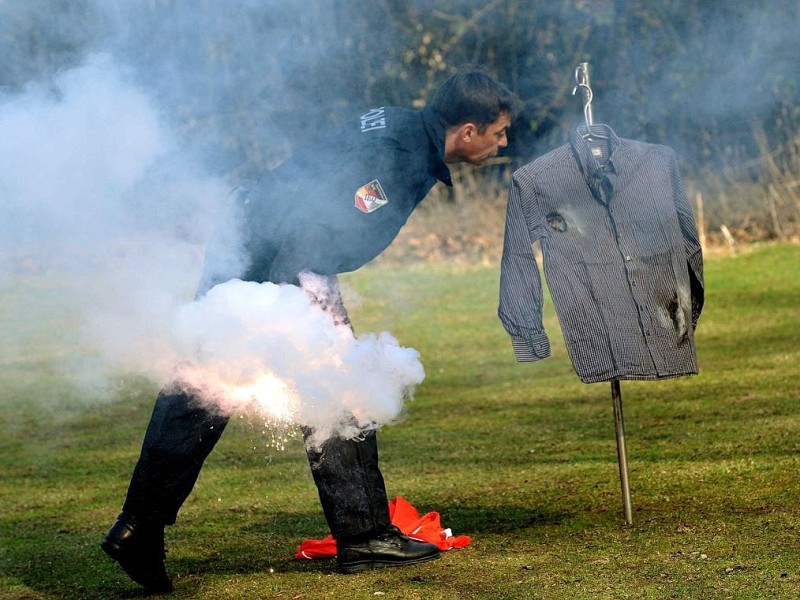 Und so leicht können Feuerwerkskörper Kleidung entzünden. 