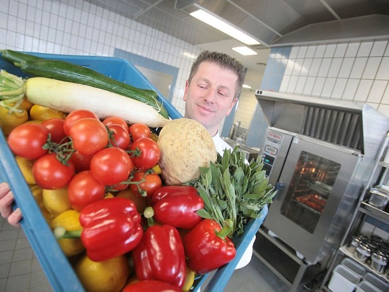 Krankenhaus-Koch Ralf Meyer von der Krankenhausküche der ev. Stiftung Augusta in Bochum erklärt am Dienstag, 3. April, wie man mit wenig Geld gesundes Essen bereiten kann. Frisches Gemüse ist unabdingbar für eine gesunde Ernährung. Foto: Thomas Goedde / WAZ FotoPool