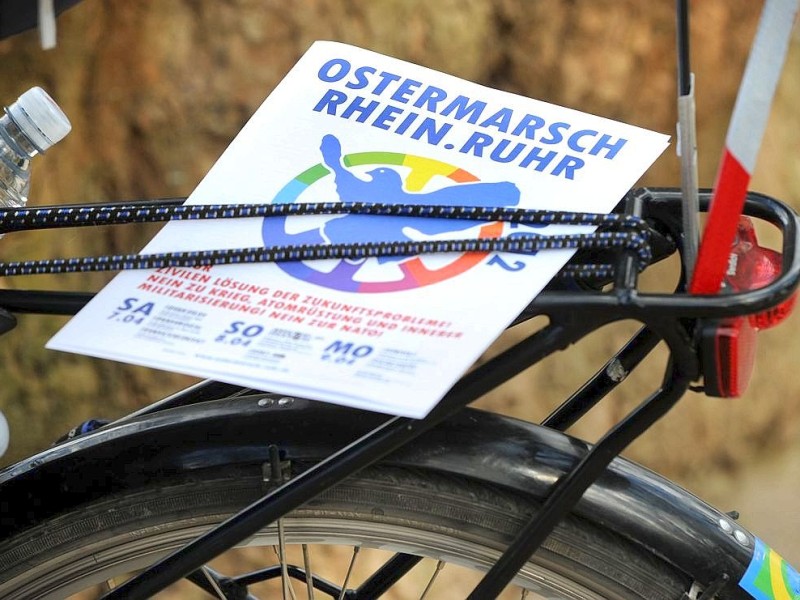 Rund 150 Demonstranten beteiligten sich am Ostersonntag, dem 08.03.2012, an der Kundgebung zum Ostermarsch Ruhr am Mahnmal für die Opfer der nationalsozialistischen Gewaltherrschaft im Stadtgarten Gelsenkirchen. Die etwa 100 Radfahrer unter ihnen kamen aus Essen und fuhren anschließend weiter nach Bochum.Foto: Martin Möller / WAZ FotoPool / 08.04.2012