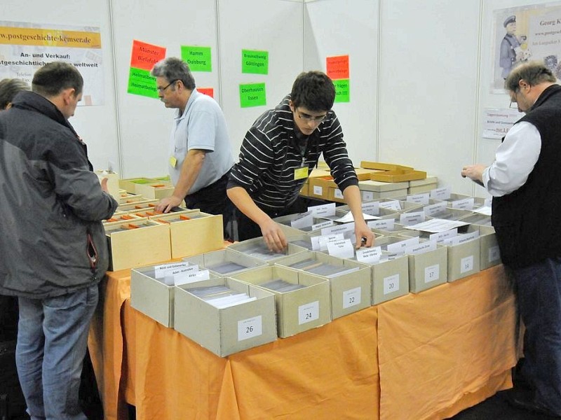 22. Internationale Briefmarken-Messe in der Messe Essen. Während einige Händler noch aufbauen, sichten andere Philatelisten schon das Angebot.Foto: Klaus Micke / WAZ FotoPool