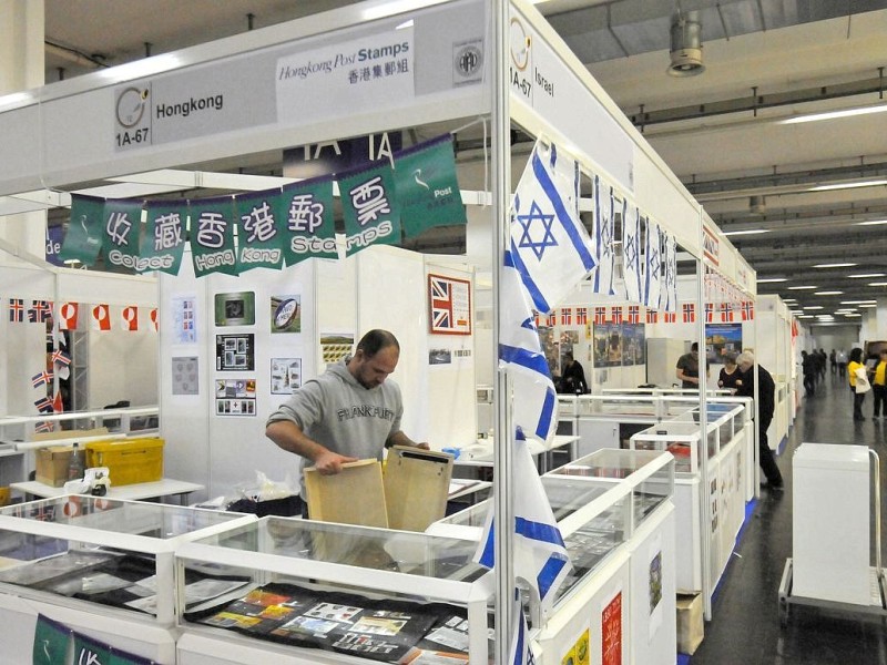 22. Internationale Briefmarken-Messe in der Messe Essen. Während einige Händler noch aufbauen, sichten andere Philatelisten schon das Angebot.Foto: Klaus Micke / WAZ FotoPool