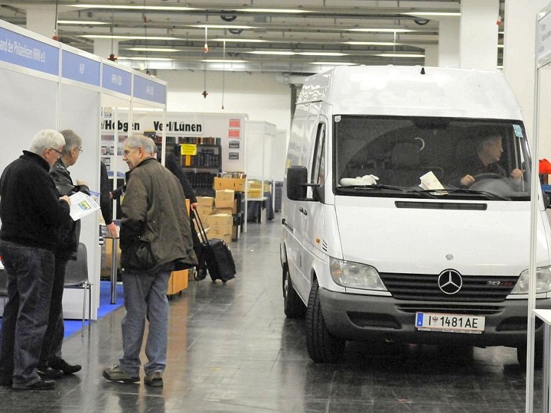 22. Internationale Briefmarken-Messe in der Messe Essen. Während einige Händler noch aufbauen, sichten andere Philatelisten schon das Angebot.Foto: Klaus Micke / WAZ FotoPool