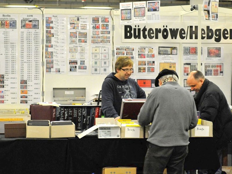 22. Internationale Briefmarken-Messe in der Messe Essen. Während einige Händler noch aufbauen, sichten andere Philatelisten schon das Angebot.Foto: Klaus Micke / WAZ FotoPool