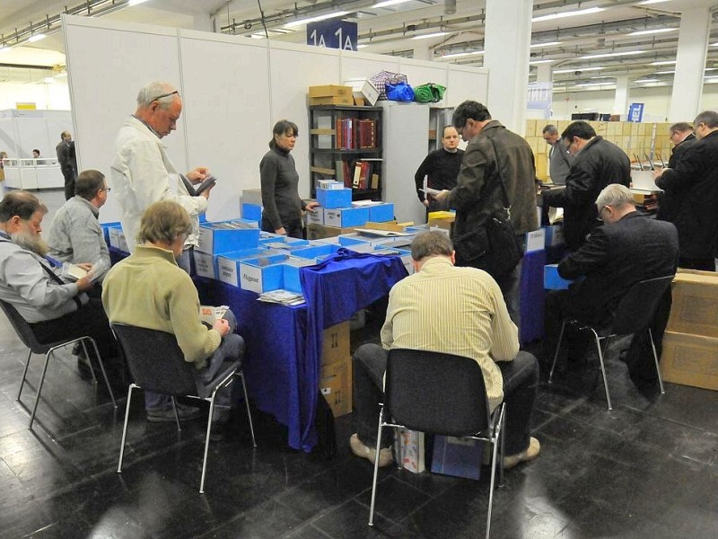 22. Internationale Briefmarken-Messe in der Messe Essen. Während einige Händler noch aufbauen, sichten andere Philatelisten schon das Angebot.Foto: Klaus Micke / WAZ FotoPool