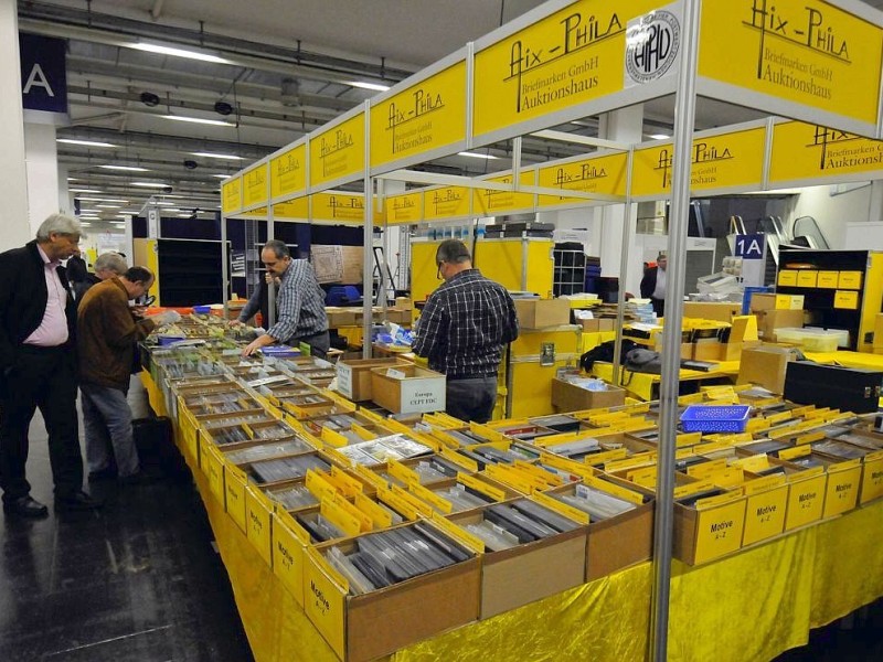 22. Internationale Briefmarken-Messe in der Messe Essen. Während einige Händler noch aufbauen, sichten andere Philatelisten schon das Angebot.Foto: Klaus Micke / WAZ FotoPool