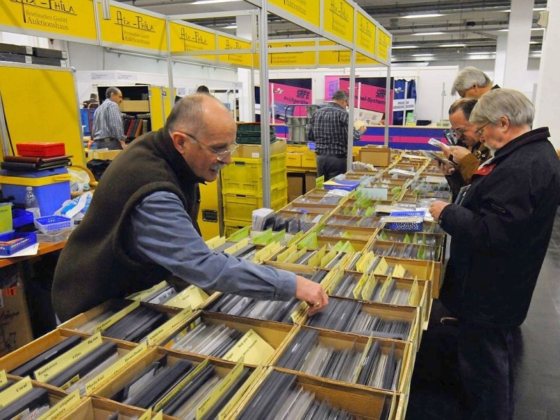 22. Internationale Briefmarken-Messe in der Messe Essen. Während einige Händler noch aufbauen, sichten andere Philatelisten schon das Angebot.Foto: Klaus Micke / WAZ FotoPool