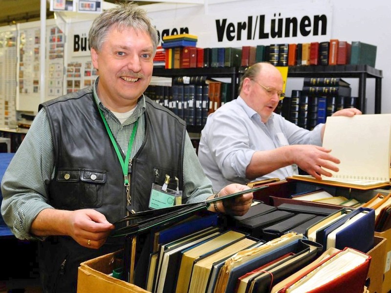 22. Internationale Briefmarken-Messe in der Messe Essen. Während einige Händler noch aufbauen, sichten andere Philatelisten schon das Angebot. Das Foto zeigt die Essener Sammler Jürgen Witkowski (links) und Heinz Eggenstein.Foto: Klaus Micke / WAZ FotoPool